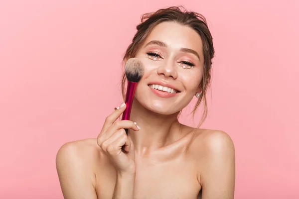 Retrato Belleza Una Atractiva Joven Topless Que Aplica Maquillaje Con — Foto de Stock