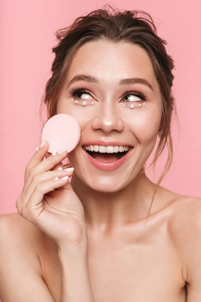 Foto Una Hermosa Joven Feliz Posando Aislada Sobre Fondo Pared — Foto de Stock