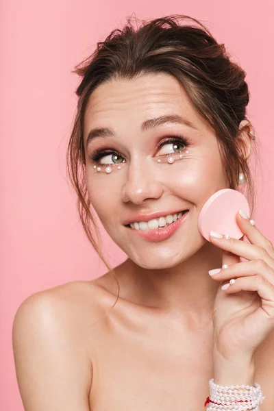 Foto Una Hermosa Joven Feliz Posando Aislada Sobre Fondo Pared —  Fotos de Stock