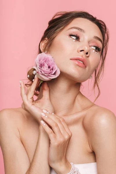 Краса Портрет Привабливої Молодої Топлес Жінки Позує Квіткою Ізольовані Рожевому — стокове фото