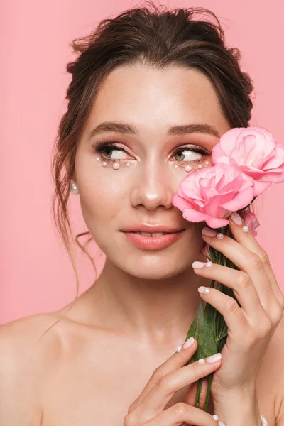 Immagine Una Bella Giovane Donna Posa Isolata Sfondo Rosa Parete — Foto Stock