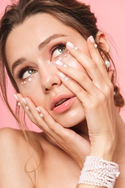 Imagem Uma Bela Jovem Posando Isolado Sobre Fundo Parede Rosa — Fotografia de Stock