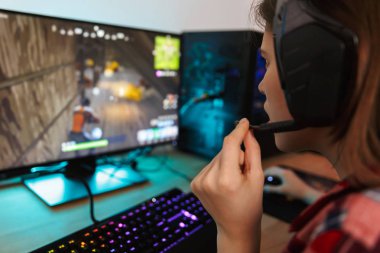 Sinirli öfkeli genç bir kadın masada online ile bilgisayar oyunu oynamak oyun yakın çekim