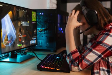 Sinir kızgın genç kadın masada online ile bilgisayar oyunu oynamak oyun
