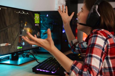 Sinir kızgın genç kadın masada online ile bilgisayar oyunu oynamak oyun