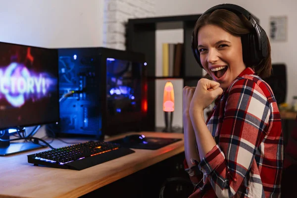 Excited Girl Gamer Sitting Table Playing Online Games Computer Indoors — Stock Photo, Image