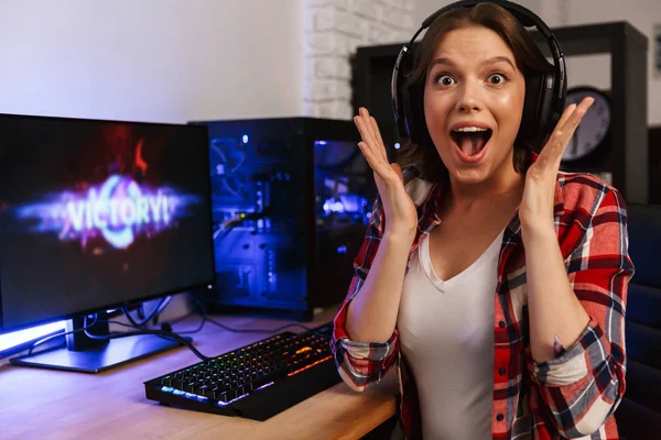 Возбужденная Девушка Геймер Сидит Столом Играет Онлайн Игры Компьютере Помещении — стоковое фото