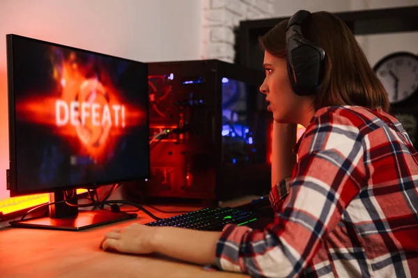 Chica Enojada Gamer Sentado Mesa Jugando Juegos Línea Ordenador Interior —  Fotos de Stock