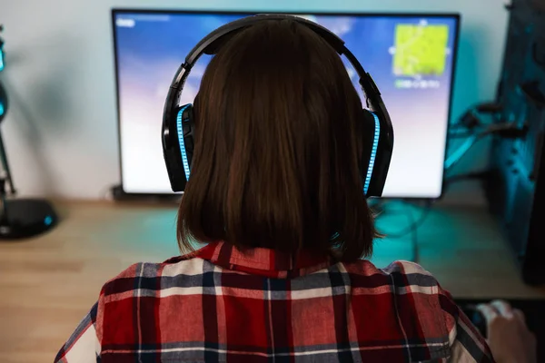 Задний Вид Нервной Злой Молодой Женщины Геймера Играющей Онлайн Компьютерные — стоковое фото