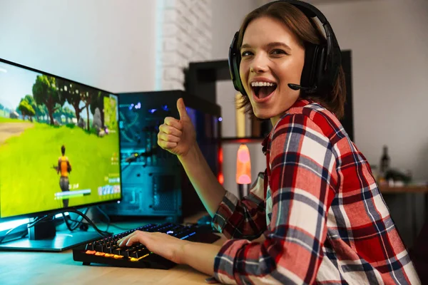 Portrait Excited Young Woman Wearing Headphones Sitting Table Playing Computer — Stock Photo, Image