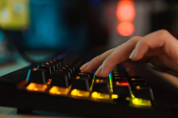 Fechar Mão Uma Mulher Digitando Teclado Gamer — Fotografia de Stock