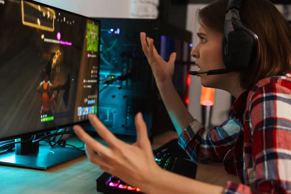 緊張の怒っている若い女性ゲーマー テーブルでオンライン コンピュータ ゲームをプレイ — ストック写真