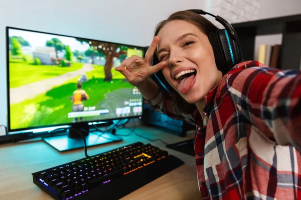 Podekscytowany Dziewczyna Gamer Siedząc Przy Stole Gry Online Gry Komputerze — Zdjęcie stockowe