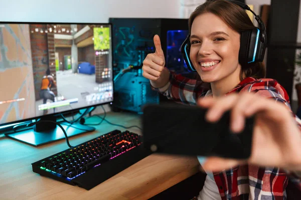 Gamer Vergadering Opgewekt Meisje Aan Tafel Het Spelen Van Online — Stockfoto