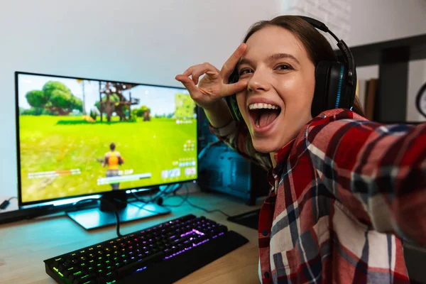 Garota gamer usando configuração de jogos de pc relaxante jogando jogo de  ação online multiplayer falando usando fone de ouvido no torneio. mulher  transmitindo jogo de tiro em primeira pessoa enquanto explica a  jogabilidade aos assinantes.