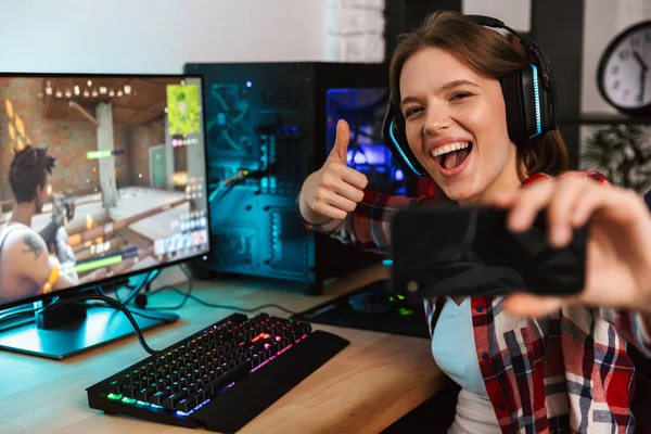 Garota Excitada Gamer Sentado Mesa Jogando Jogos Online Computador Dentro — Fotografia de Stock