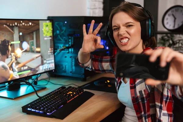 Gamer Vergadering Opgewekt Meisje Aan Tafel Het Spelen Van Online — Stockfoto