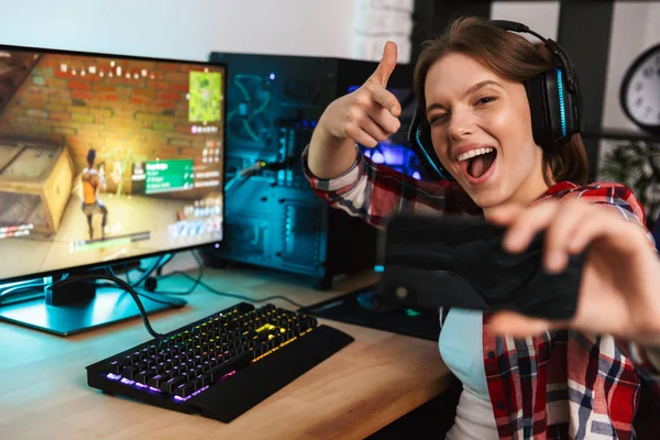 Garota Excitada Gamer Sentado Mesa Jogando Jogos Online Computador Dentro — Fotografia de Stock