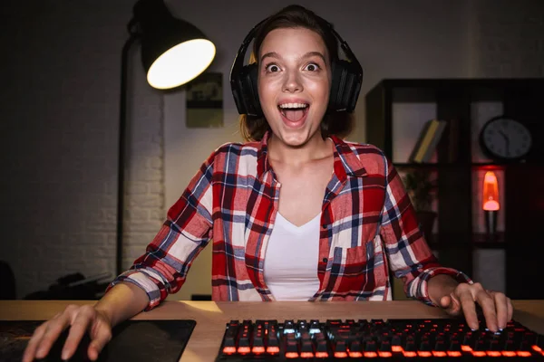 Excited Girl Gamer Sitting Table Playing Online Games Computer Indoors — Stock Photo, Image