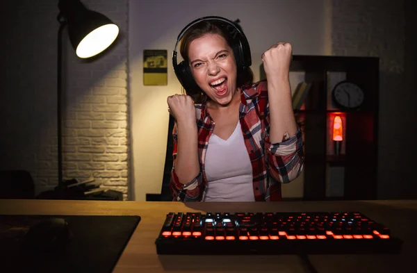 Garota Excitada Gamer Sentado Mesa Jogando Jogos Online Computador Dentro — Fotografia de Stock