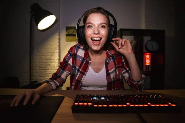 Excited Girl Gamer Sitting Table Playing Online Games Computer Indoors — Stock Photo, Image