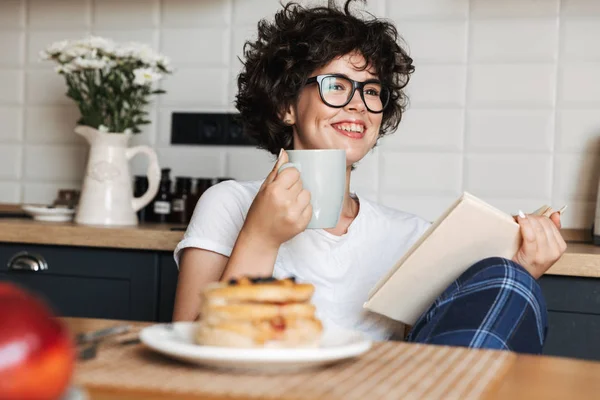 Sorrindo Menina Alegre Tendo Café Manhã Saboroso Enquanto Sentado Cozinha — Fotografia de Stock