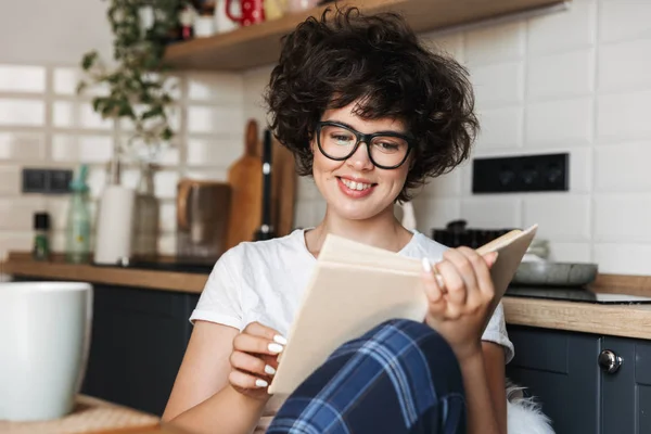 Lächelndes Fröhliches Mädchen Beim Leckeren Frühstück Während Hause Der Küche — Stockfoto