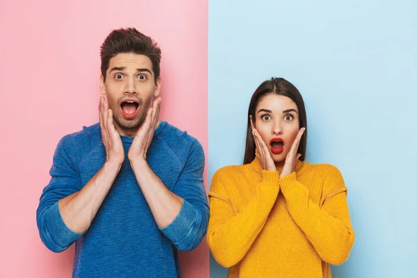 Alegre Jovem Casal Isolado Sobre Dois Fundo Colorido Gritando — Fotografia de Stock