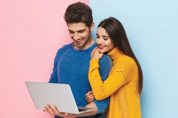 Schönes Junges Paar Steht Isoliert Auf Zwei Farbigen Hintergrund Mit — Stockfoto