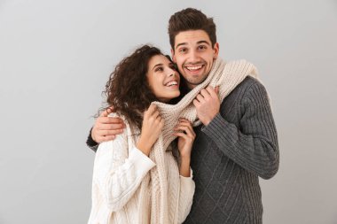 Mutlu çift erkek ve sarılma birlikte gri arka plan üzerinde izole iken gülümseyen kadın resim