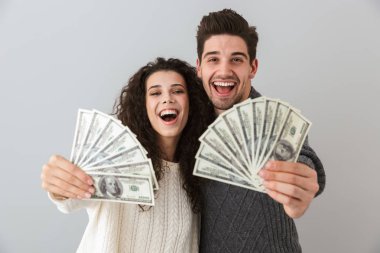 Zengin adam ve gri arka plan üzerinde izole Doları para hayranı tutan kadın görüntüsü