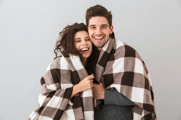 Foto Casal Alegre Homem Mulher Envolto Cobertor Sorrindo Abraçando Juntos — Fotografia de Stock