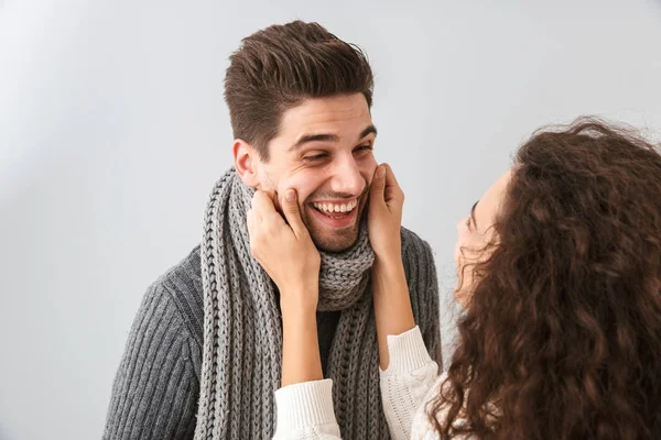 Imagen Pareja Complacida Hombre Mujer Sonriendo Mientras Miran Aislados Sobre —  Fotos de Stock