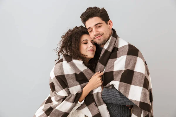 Foto Casal Adorável Homem Mulher Envolto Cobertor Sorrindo Abraçando Juntos — Fotografia de Stock