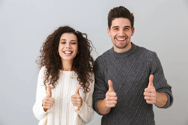 Foto Pareja Feliz Hombre Mujer Riendo Mostrando Pulgares Hacia Arriba — Foto de Stock