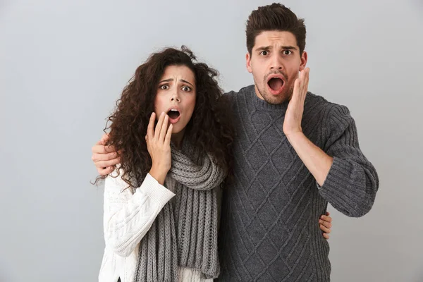 ショックを受けたカップルの男と女の悲鳴と灰色の背景上分離の顔に触れるの写真 — ストック写真