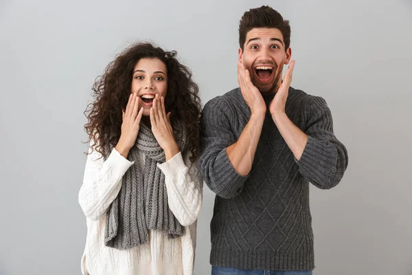 Retrato Pareja Alegre Hombre Mujer Gritando Tocando Cara Aislado Sobre — Foto de Stock