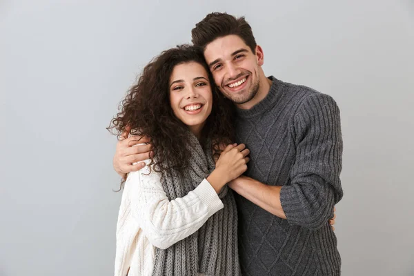 Retrato Pareja Alegre Hombre Mujer Sonriendo Mientras Abrazan Juntos Aislados — Foto de Stock