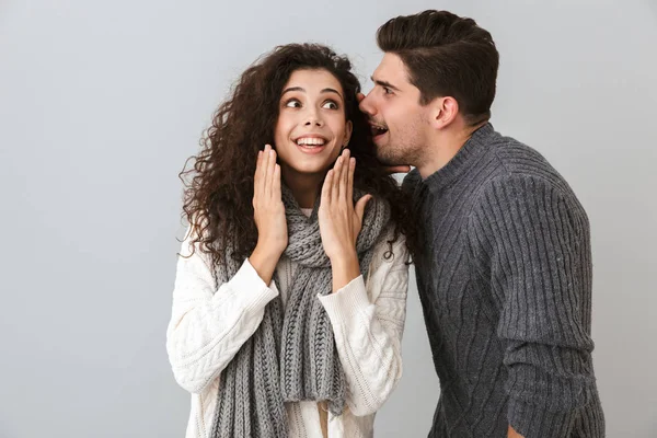 Retrato Hermosa Pareja Hombre Mujer Coqueteando Juntos Aislados Sobre Fondo — Foto de Stock