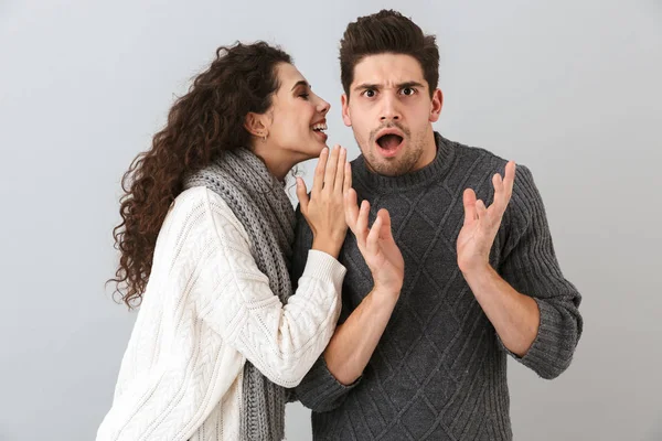 Portret Van Jonge Vrouw Praten Met Knappe Man Zijn Oor — Stockfoto