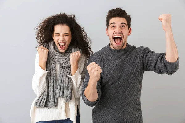 Retrato Casal Extático Homem Mulher Gritando Enquanto Apertando Punhos Isolados — Fotografia de Stock