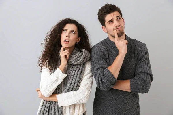 Afbeelding Van Geconcentreerde Man Vrouw Zoek Opzij Terwijl Denken Geïsoleerd — Stockfoto