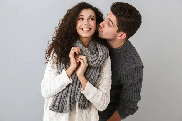 Imagem Casal Caucasiano Homem Mulher Sorrindo Enquanto Abraçando Juntos Isolado — Fotografia de Stock