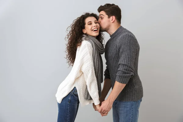 Retrato Incrível Casal Sorridente Abraçando Beijando Isolado Sobre Fundo Cinza — Fotografia de Stock