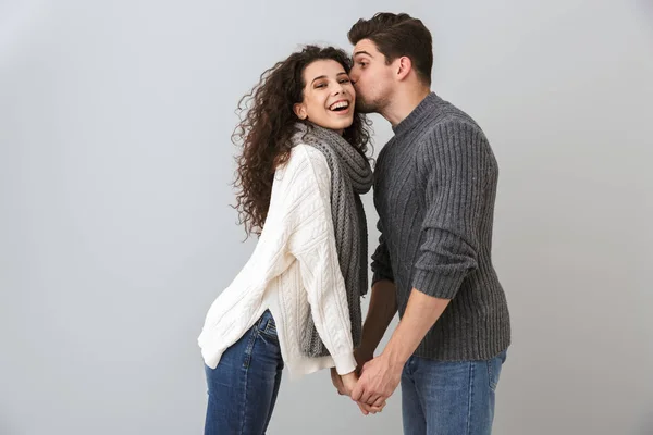 Porträt Eines Erstaunlichen Lächelnden Paares Das Sich Vor Grauem Hintergrund — Stockfoto