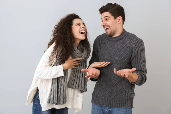 Retrato Pareja Feliz Hombre Mujer Sonriendo Hablando Entre Aislados Sobre — Foto de Stock