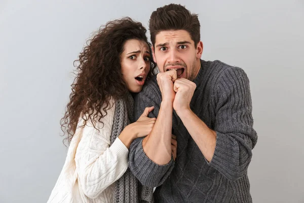Photo Scared Couple Man Woman Screaming Hugging Fear Isolated Gray — Stock Photo, Image