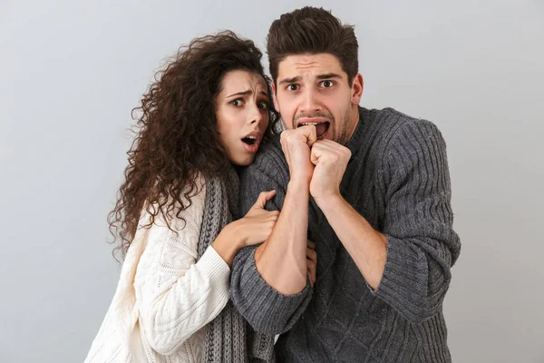 Foto Casal Assustado Homem Mulher Gritando Abraçando Com Medo Isolado — Fotografia de Stock