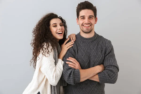 Retrato Satisfeito Casal Homem Mulher Sorrindo Enquanto Abraçando Juntos Isolado — Fotografia de Stock