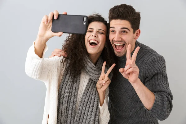 Alegre Pareja Vistiendo Suéteres Pie Aislado Sobre Gris Fondo Tomando — Foto de Stock